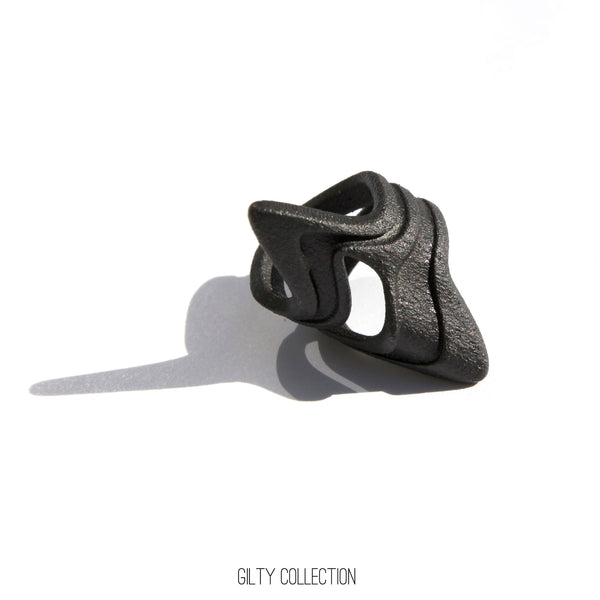 Gilty-collection-wave-ring-matte-black-steel-product-shot-01